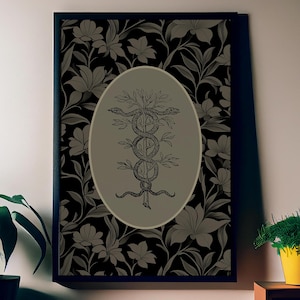 Può includere: Un'illustrazione in bianco e nero di un serpente avvolto attorno a un albero, su uno sfondo di motivi floreali neri e grigi.