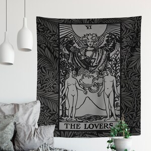 La carta del tarot de los amantes Tapiz negro y gris - Rider Waite La tapicería de los amantes - Negro y gris