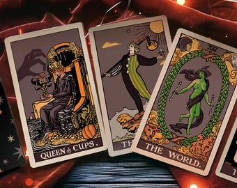 Könnte beinhalten: Ein Satz Tarotkarten mit Halloween-Motiven. Die Karten beinhalten "Königin der Kelche", "Die Welt" und "Der Teufel".