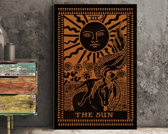 Könnte beinhalten: Ein rechteckiger Wandkunstdruck mit einem schwarz-orangen Tarotkarten-Motiv mit der Aufschrift The Sun. Die Illustration zeigt eine Person auf einem Pferd unter einer großen Sonne mit Gesicht, umgeben von Sonnenblumen und der römischen Ziffer XIX.