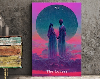 Puede incluir: Una impresión de arte mural rectangular con un diseño de carta del tarot titulado The Lovers con el número romano VI. La obra muestra a dos figuras de pie frente a una gran luna circular oscura, sobre un cielo de tonos rosa y violeta vibrantes.