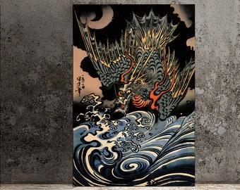 Könnte beinhalten: Ein rechteckiger Wandkunstdruck, der einen dunklen, stilisierten Drachen mit großen Flügeln zeigt, der auf turbulente, wirbelnde blaue und weiße Meereswellen herabsteigt. Die Komposition enthält schwarze Wolken und japanische Schriftzeichen links.