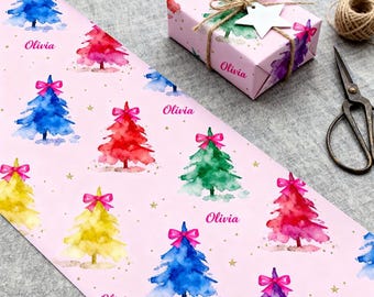 Papel de regalo navideño personalizado para niñas, papel de regalo rosa estilo preppy con nombre personalizado, papel de regalo navideño rosa con lazo y árbol en acuarela.