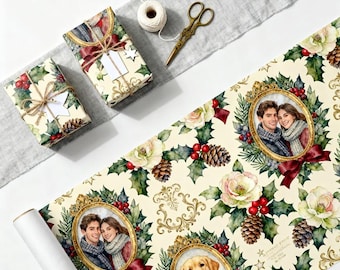 Papel de embrulho de Natal personalizado com foto, estilo vintage vitoriano com azevinho e camafeu com foto de família, embrulho personalizado para as festas de 2026.