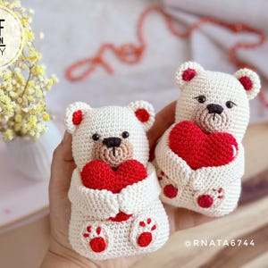 Wzór na szydełkowego misia walentynkowego: Miś amigurumi z sercem (PDF)