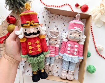 かぎ針編みのクリスマスくるみ割り人形パターン：小型と大型のおもちゃ