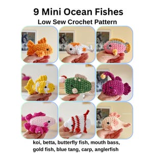 Può includere: Una collezione di nove piccoli pesci oceanici all'uncinetto, tra cui koi, betta, pesce farfalla, branzino, pesce rosso, pesce chirurgo, carpa e rana pescatrice. Il testo recita 9 Mini Ocean Fishes Low Sew Crochet Pattern con i nomi.