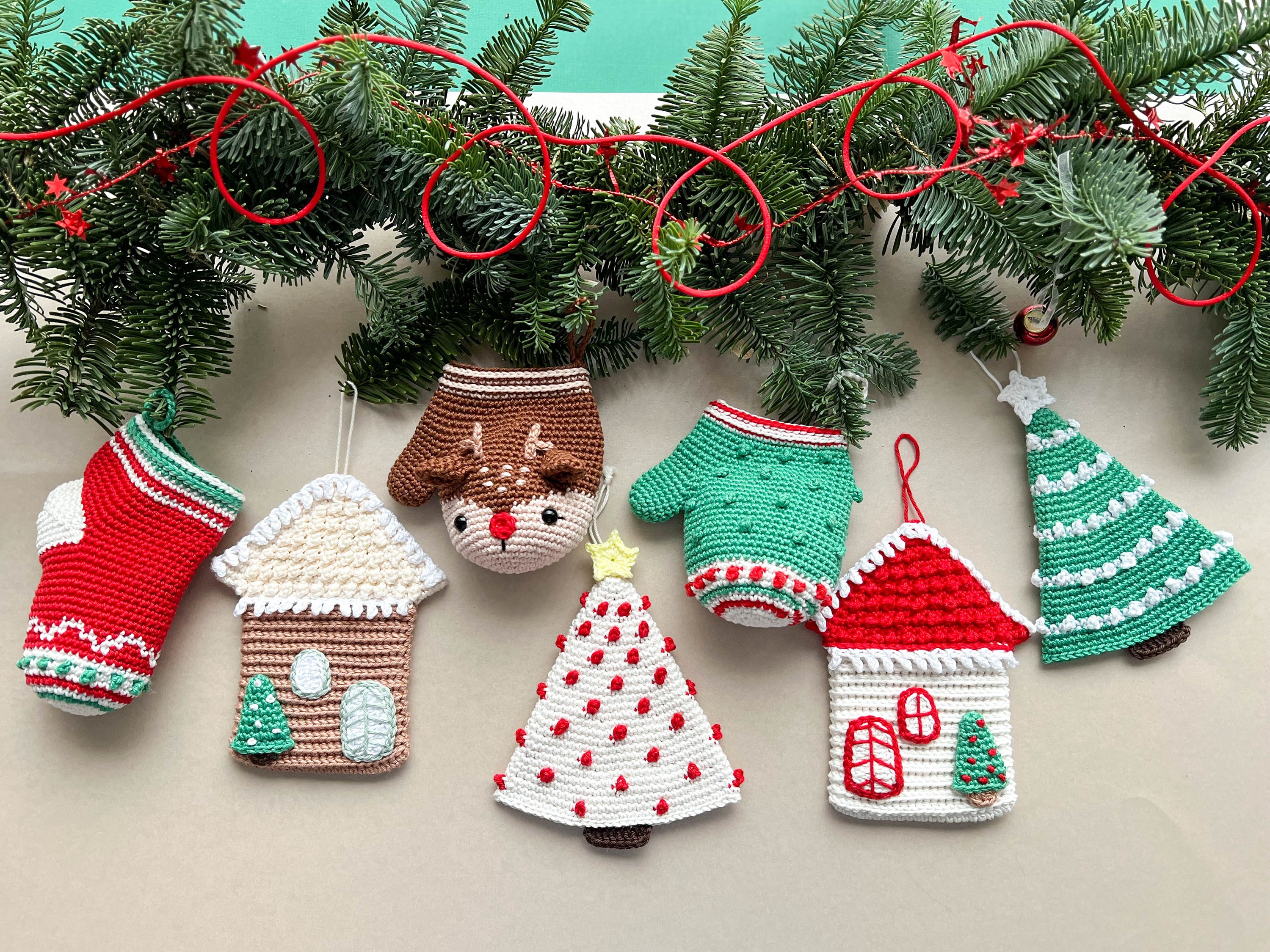 かぎ針編みのクリスマスオーナメントのパターン：家、木、靴下、手袋