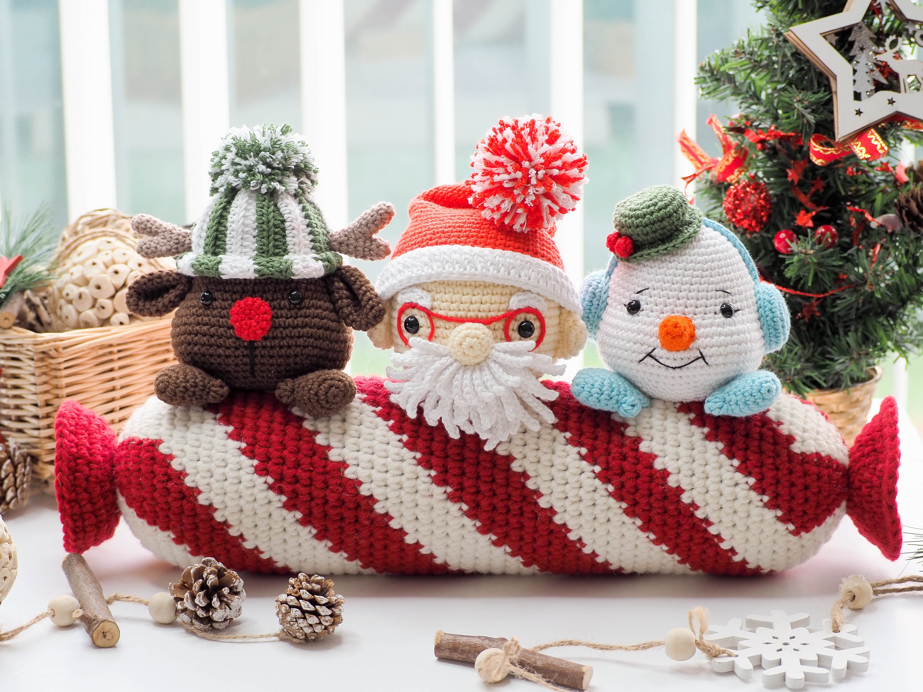 かぎ針編みのクリスマスキャンディ編みぐるみのパターン：サンタ