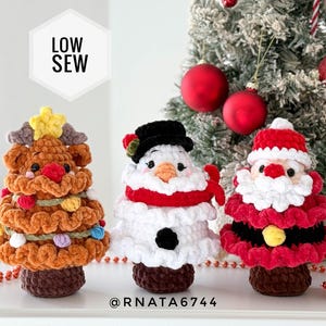 Op de afbeelding: Drie gehaakte pluche figuren in de vorm van kerstbomen, bestaande uit een bruin rendier met een gele ster, een witte sneeuwpop met een zwarte hoge hoed en een rode kerstman. De tekst LOW SEW en @RNATA6744 is zichtbaar.