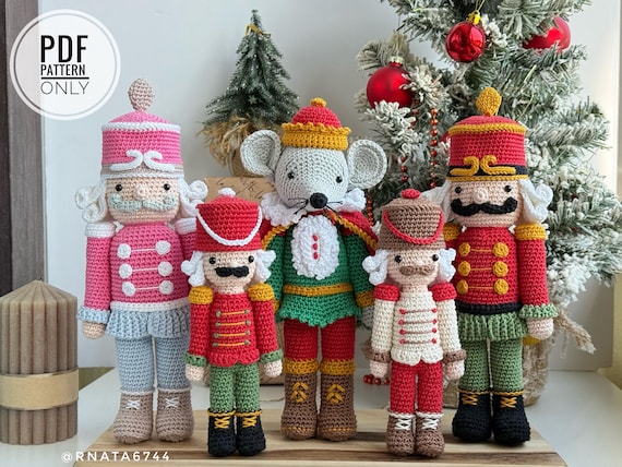 かぎ針編みのクリスマス用くるみ割り人形とねずみの王様 2in1 パターン
