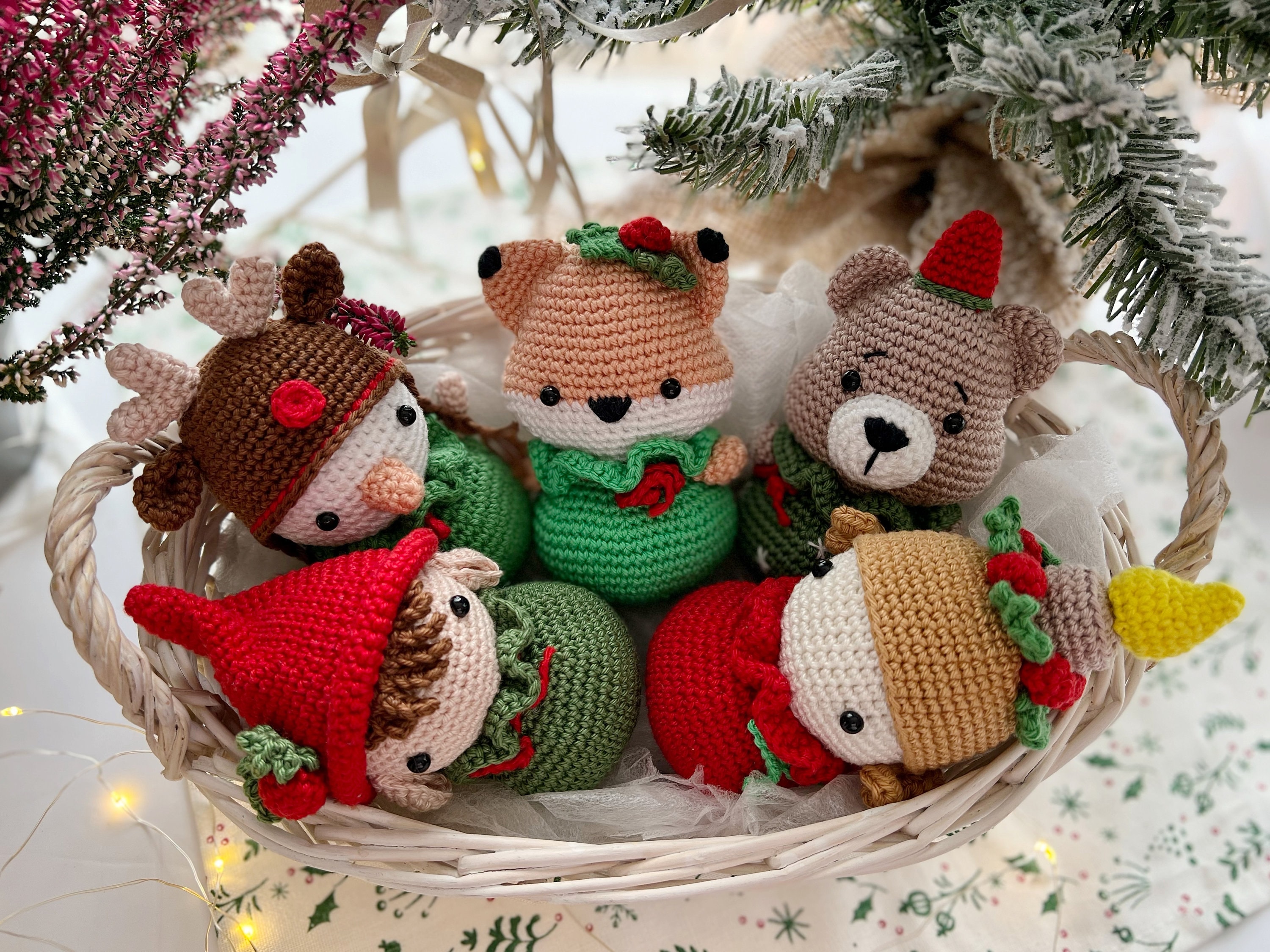 かぎ針編みのクリスマスオーナメントの型紙：エルフ、クマ、キツネ