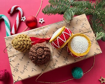 かぎ針編みのクリスマスリースパターン：トナカイとオーナメント（PDF