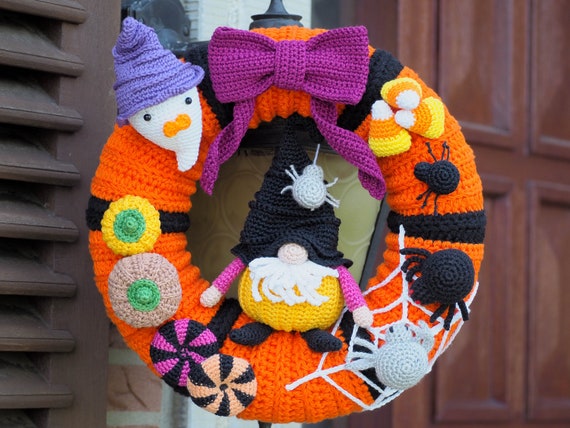 かぎ針編みのハロウィンリースのパターン：ノーム、クモ、カボチャなど