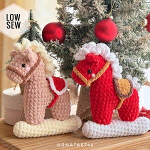 Puede incluir: Dos caballos balancín de ganchillo de felpa, uno rosa claro y otro rojo, con crines, colas y bases blancas. El caballo rosa tiene una silla roja, el caballo rojo tiene una silla beige. El texto dice LOW SEW y @RNATA6744.