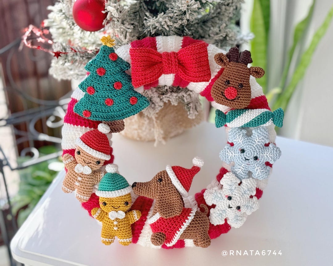 Crochet Christmas Wreath With Dog, Gingerbread and Snowflake