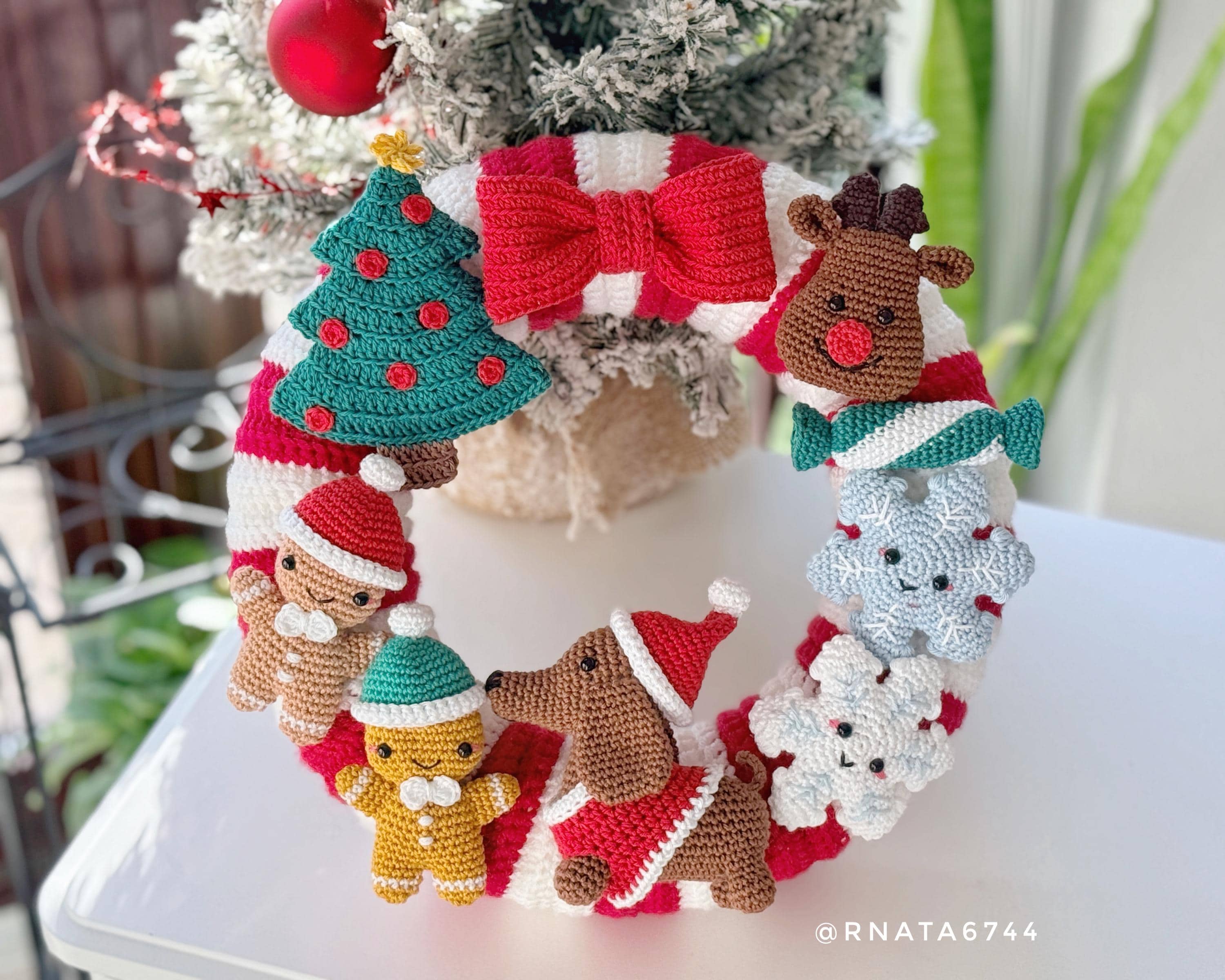 Crochet Christmas Wreath With Dog, Gingerbread and Snowflake