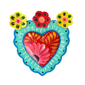 Peut inclure: Une décoration en métal en forme de cœur turquoise avec un motif floral rouge et jaune. Le cœur est décoré de trois fleurs jaunes et rouges.