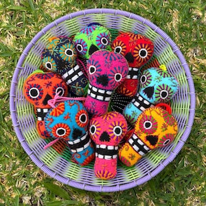 Llavero de calavera mexicana, borla de calavera de azúcar, pompón mexicano