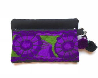 Handgemachte mexikanische Clutch mit gestickten Blumen und Pom Pom