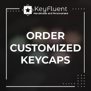 Könnte beinhalten: Dunkler Hintergrund mit dem Text "ORDER CUSTOMIZED KEYCAPS" in großen weißen Buchstaben. Das KeyFluent-Logo befindet sich oben, darunter die Worte "Handmade and Personalized". Ein weißer Rahmen umgibt den Text.