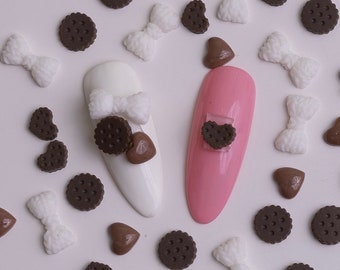 Ciondoli per unghie con mix di dessert al cioccolato e biscotti