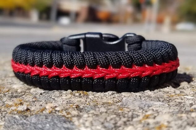 Bracciale Fire Service (Linea Rossa Sottile) In Paracord – Fibbia Scorrevole Regolabile