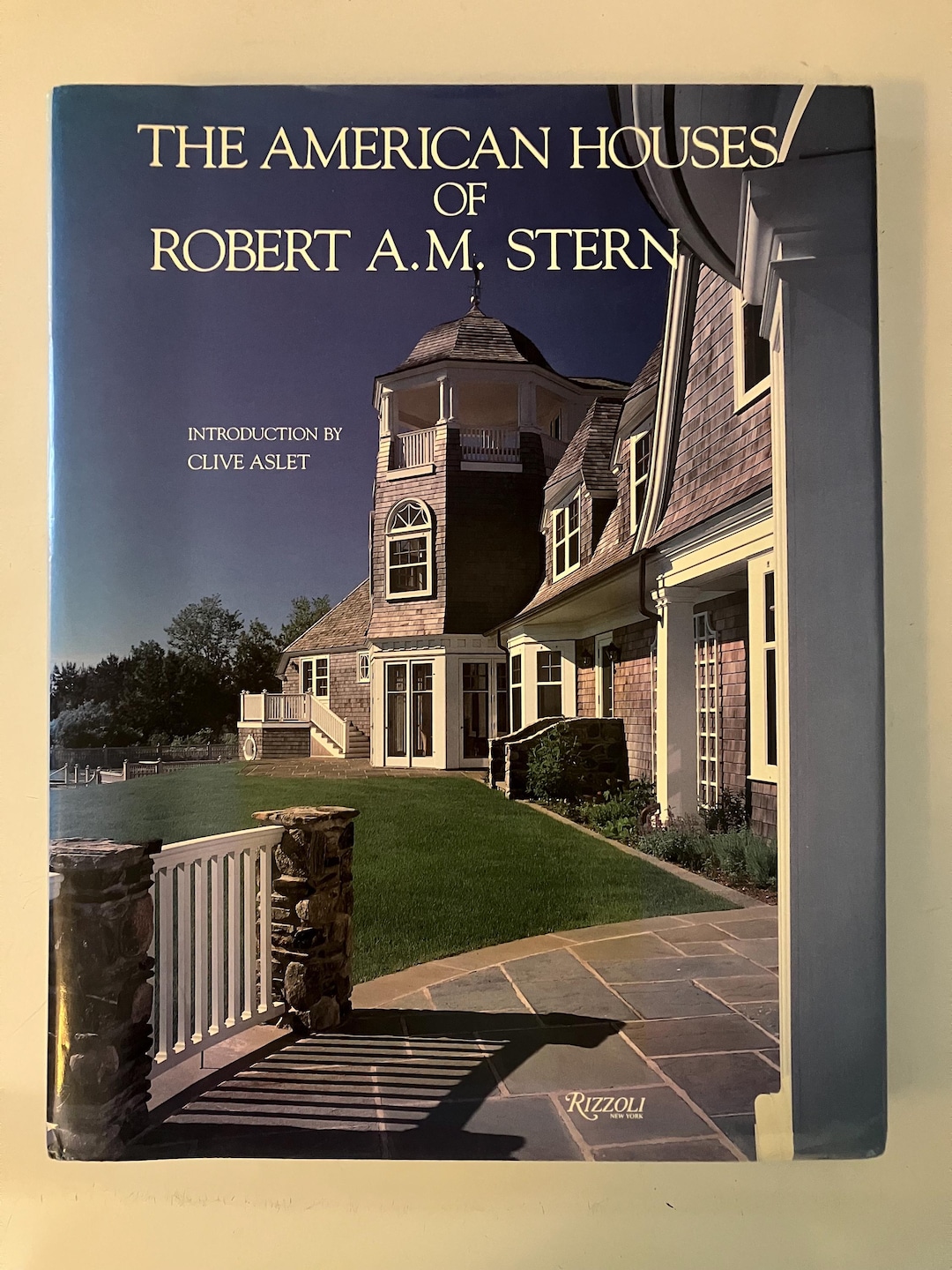 The American Houses of Robert A. M. Stern. Introduction by Clive Aslet ...