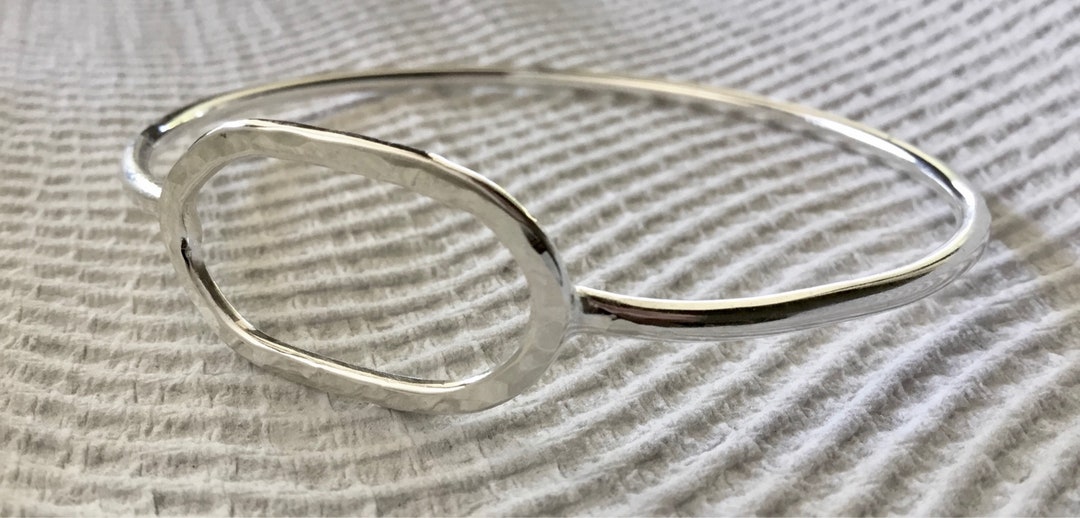 バングル Silver Oval Shape Hammered Surface Bangle / Bracelet / Cuff Thick Heavy Oval Hammered Sterling Silver Bangle Bracelet