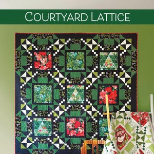 Könnte beinhalten: Eine große Steppdecke mit schwarzem Rand und grün-weißen geometrischen Mustern wird an einer Wand gezeigt. Die Steppdecke zeigt Quadrate mit floralen und geometrischen Designs. Eine passende Steppdecke ist über einen Stuhl drapiert. Der Text "COURTYARD LATTICE" steht oben.