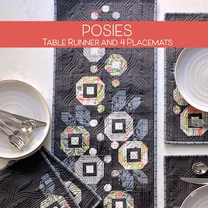 Może przedstawiać: Czarny, pikowany bieżnik i cztery pasujące podkładki. Bieżnik i podkładki mają kwiatowy wzór z geometrycznymi kształtami w odcieniach szarości, różu i zieleni. Widoczny jest tekst "POSIES Table Runner and 4 Placemats".