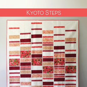 Peut inclure: Un modèle de courtepointe appelé "Kyoto Steps" de Robin Pickens Quilt Patterns. La courtepointe est réalisée dans une variété de tissus rouges, roses et crème. Le modèle est disponible en tailles tour, double et grand lit/queen.