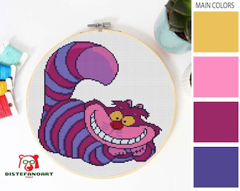 Puede incluir: Un patrón de punto de cruz del Gato de Cheshire de Alicia en el País de las Maravillas. El gato es morado y rosa con una amplia sonrisa y un ojo amarillo. El patrón está sobre un fondo blanco.