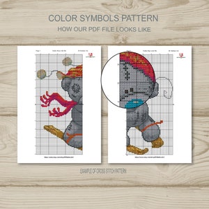 Peut inclure: Un mod&egrave;le de points de croix avec des symboles de couleur, montrant un ours en peluche avec un chapeau et une &eacute;charpe rouges, chevauchant un balai. Le mod&egrave;le est divis&eacute; en deux pages, la premi&egrave;re page montrant la t&ecirc;te de l'ours et la deuxi&egrave;me page montrant le corps et les jambes de l'ours. Le mod&egrave;le est intitul&eacute; "Teddy Bear with Ski" et "Exemple de point de croix".