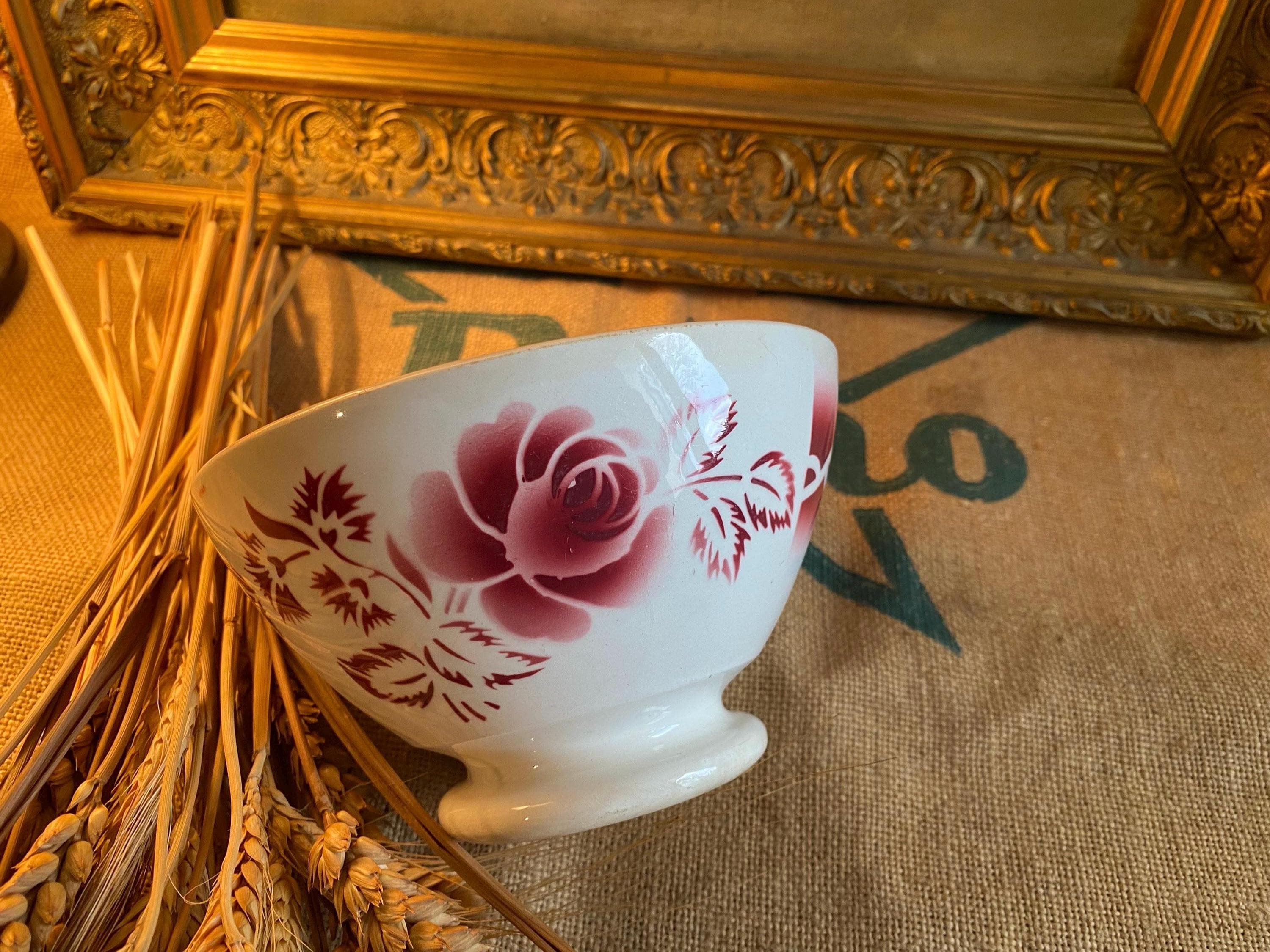 Coupe a fruits en faience avec des fleurs peintes a la main, ancienne Coupe a fruits en faience avec des fleurs peintes a la main, ancienne