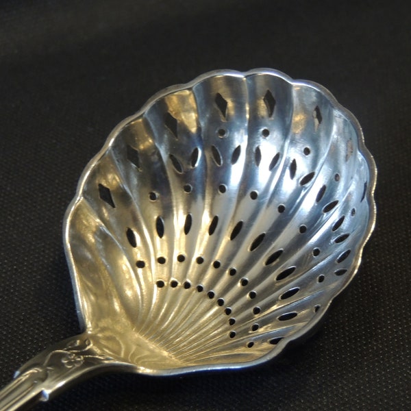 very beautiful box of a spoon sprinkled the strawberries silver metal art of the table a la Française Vegetable Motif