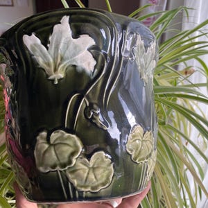 Superb Fives Lille majolica slip planter in beautiful shimmering colors ref/243