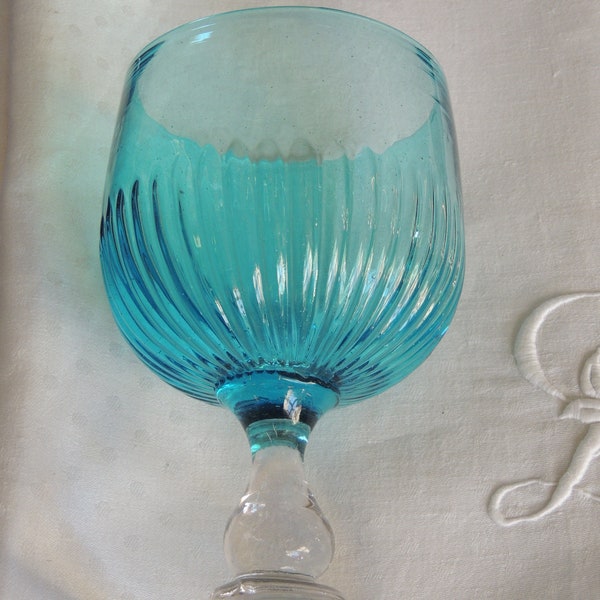 Groot feestglas in blauw Godrons-type geblazen glas Georges Sand Frans glas uit het einde van de 19e eeuw