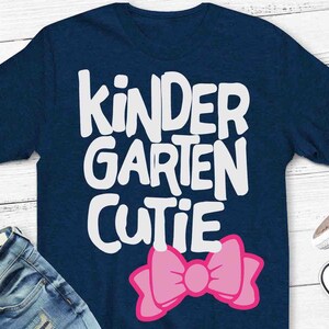 jardín de infantes svg, camisa de jardín de infantes, niña, regreso a la escuela svg, cutie svg, hierro encendido, imprimible, niña de jardín de infantes svg, DXF, arco, svg