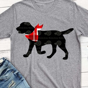 スカーフを巻いた犬 svg、犬 svg、ラボ svg、SVG、バンダナ svg、バレンタイン 犬 svg、SVG、dxf、犬、デジタル、クリップアート、バレンタイン、ショートパンツとレモン