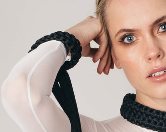 ELECTRA Armreif SCHWARZ - Makramee Fransen Armspange - schwarzes Statement Armband - Lederarmband - Luxus Boho Armband - Tribal Accessoires - Krieger
