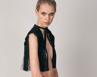 Futuristische Bekleidung Offener BH - Makramee Fransen Epaulettes - Schwarze Schulterkette - Post Apocalyptic Clothing - Schulterschmuck