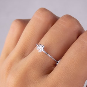 Anillo Solitario Mini Rosa en Plata de Ley 925/1000e