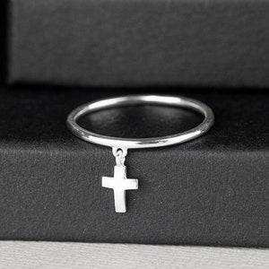 Ring med litet kors i 925/1000 sterlingsilver
