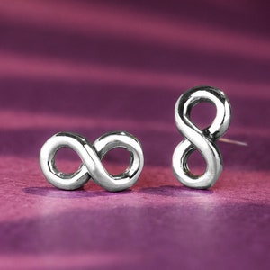 Peut inclure: Une paire de boucles d'oreilles en argent en forme de symbole infini. Les boucles d'oreilles sont petites et délicates, et elles sont parfaites pour un usage quotidien.