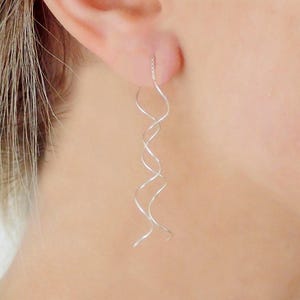 Puede incluir: Pendientes de plata con diseño de alambre retorcido.