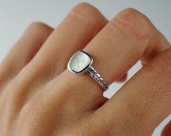 925 Sterling Silver and Mother of Pearl Ring - Solitaire Ring With Shell In Silver