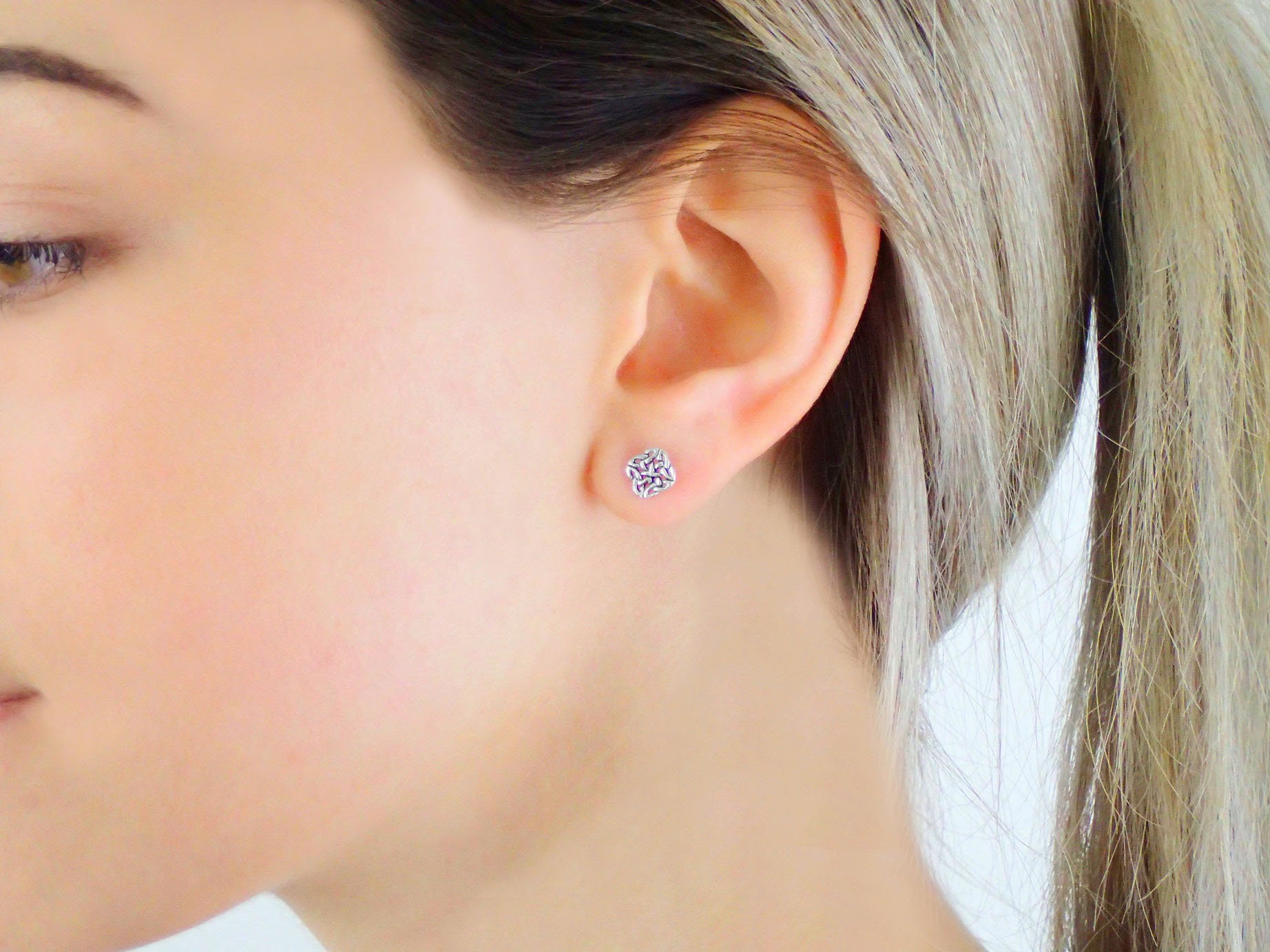 Orecchini a bottone triangolare con nodo celtico in argento sterling