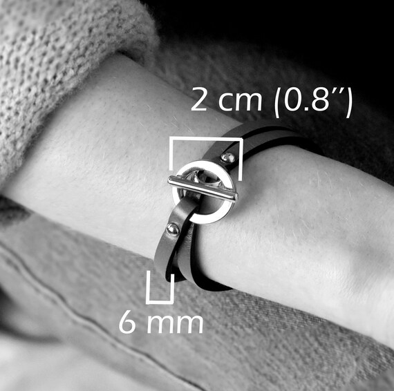 Bracciale avvolgente in pelle con cerchio placcato in oro e chiusura a barra - Marrone scuro - Italia