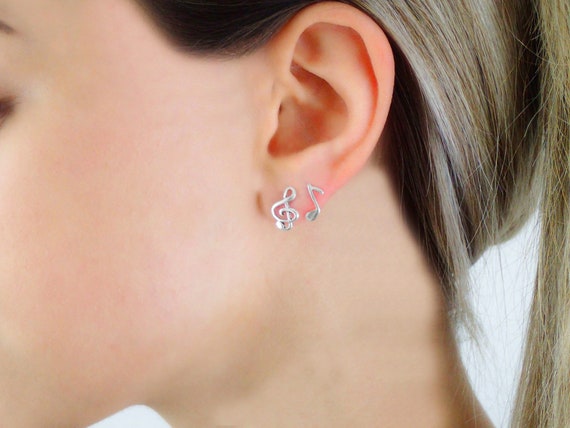 Orecchini a bottone con chiave di violino realizzati a mano in argento sterling 925 massiccio, regalo per un amante della musica - Italia